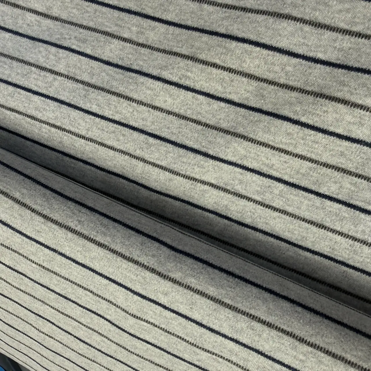 Ribbstickat - grå med smala ränder